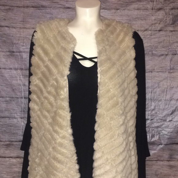 BKE Boutique Faux Fur Tunic Style Vest - Picture 2 of 10